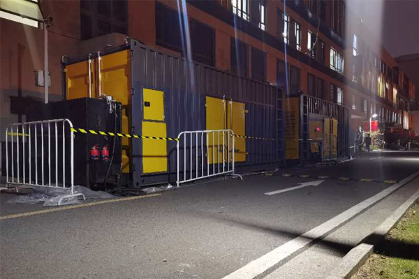 屯昌柴油发电机组的输出电压是如何调节的？