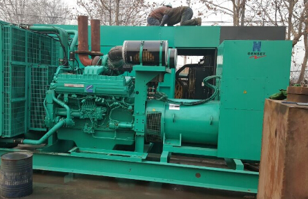 屯昌发电机组如何判断水冷式机油散热器内部是否需要清洗？